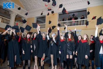 Вручення випускникам КЕІ дипломів магістрів