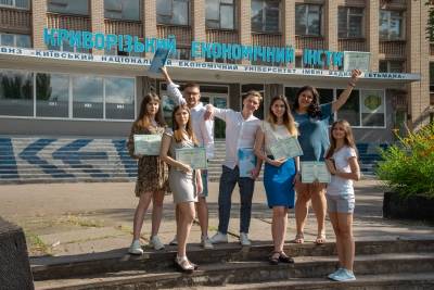 Отримують дипломи випускники КЕІ
