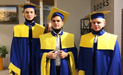 Дипломи магістрів вручено